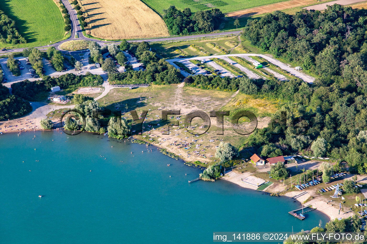 Liegewiese am Epplesee im Ortsteil Silberstreifen in Rheinstetten im Bundesland Baden-Württemberg, Deutschland