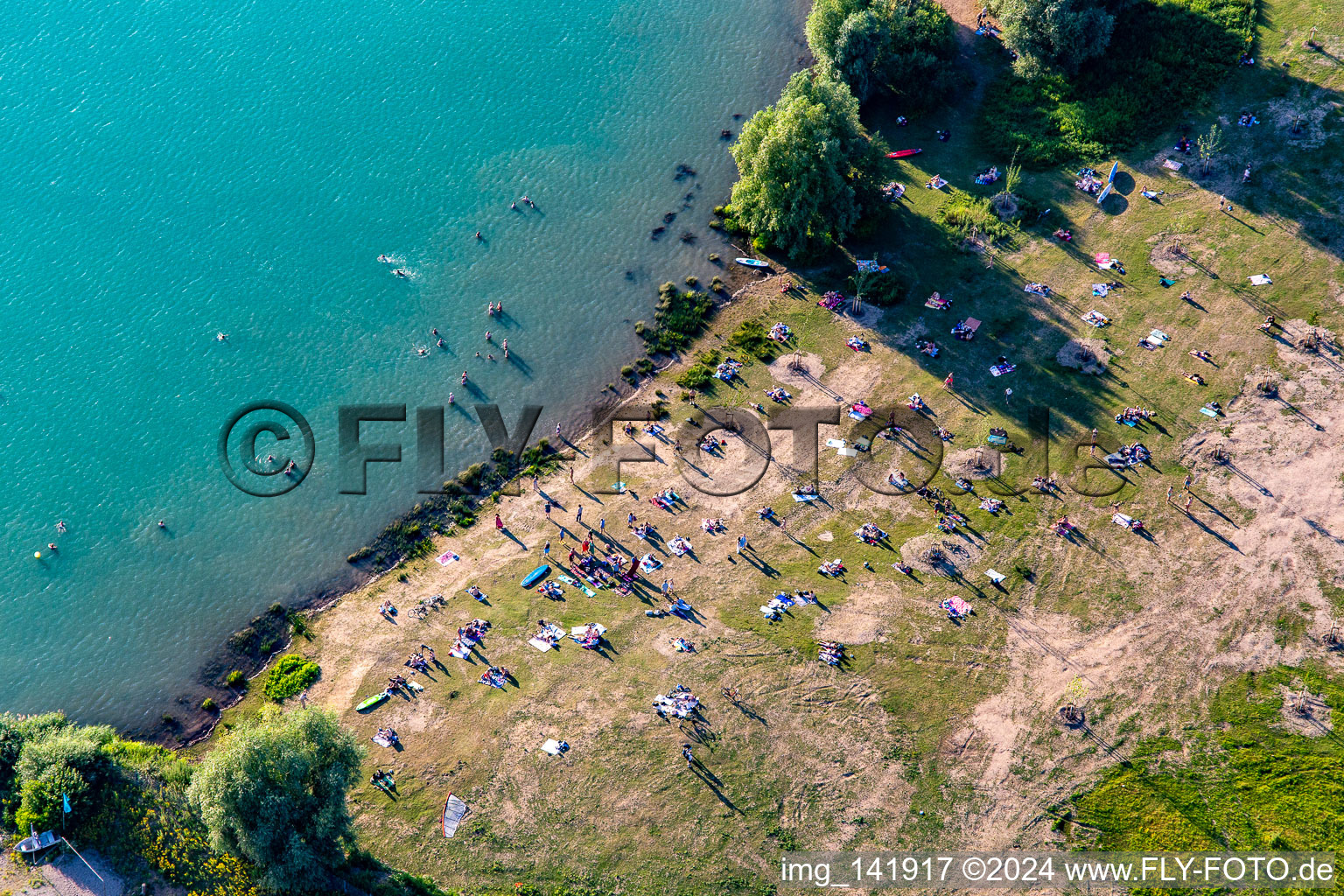 Viele Badegäste auf der Liegewiese am Epplesee im Ortsteil Silberstreifen in Rheinstetten im Bundesland Baden-Württemberg, Deutschland