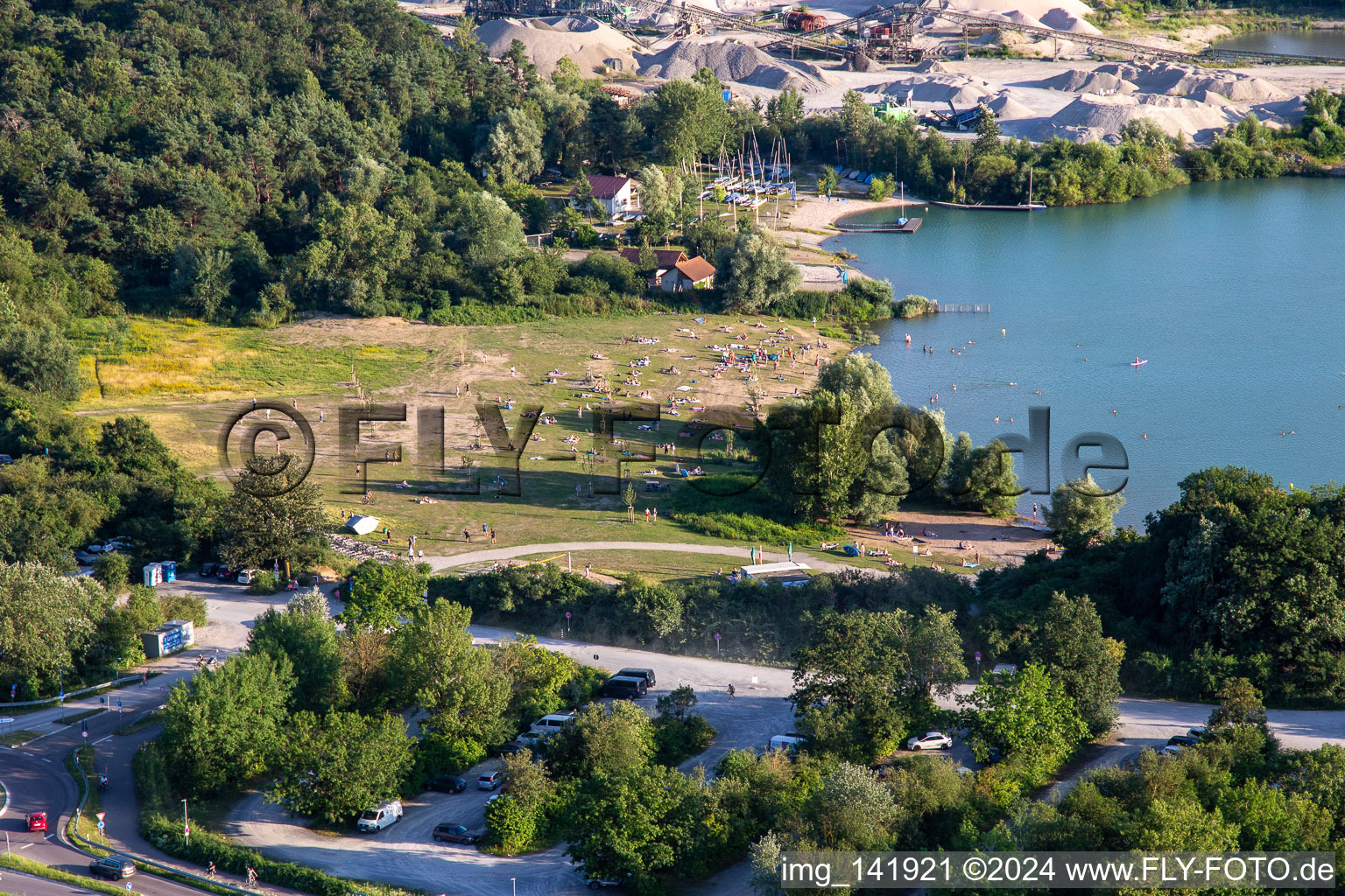 Liegewiese am Epplesee von Norden im Ortsteil Silberstreifen in Rheinstetten im Bundesland Baden-Württemberg, Deutschland