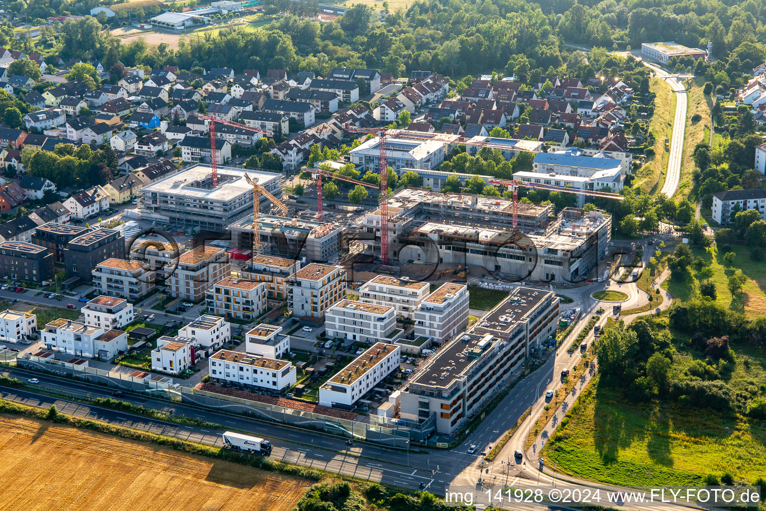 Mehrfamilienhausbaustelle "Neue Stadtmitte" von Osten im Ortsteil Mörsch in Rheinstetten im Bundesland Baden-Württemberg, Deutschland