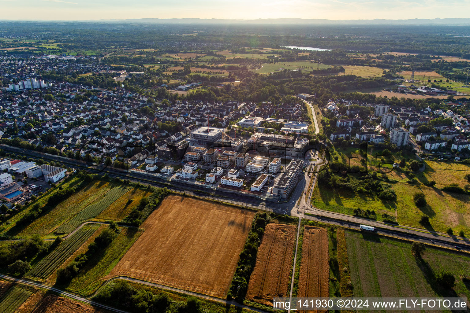 Luftaufnahme von Mehrfamilienhausbaustelle "Neue Stadtmitte" von Osten im Ortsteil Mörsch in Rheinstetten im Bundesland Baden-Württemberg, Deutschland