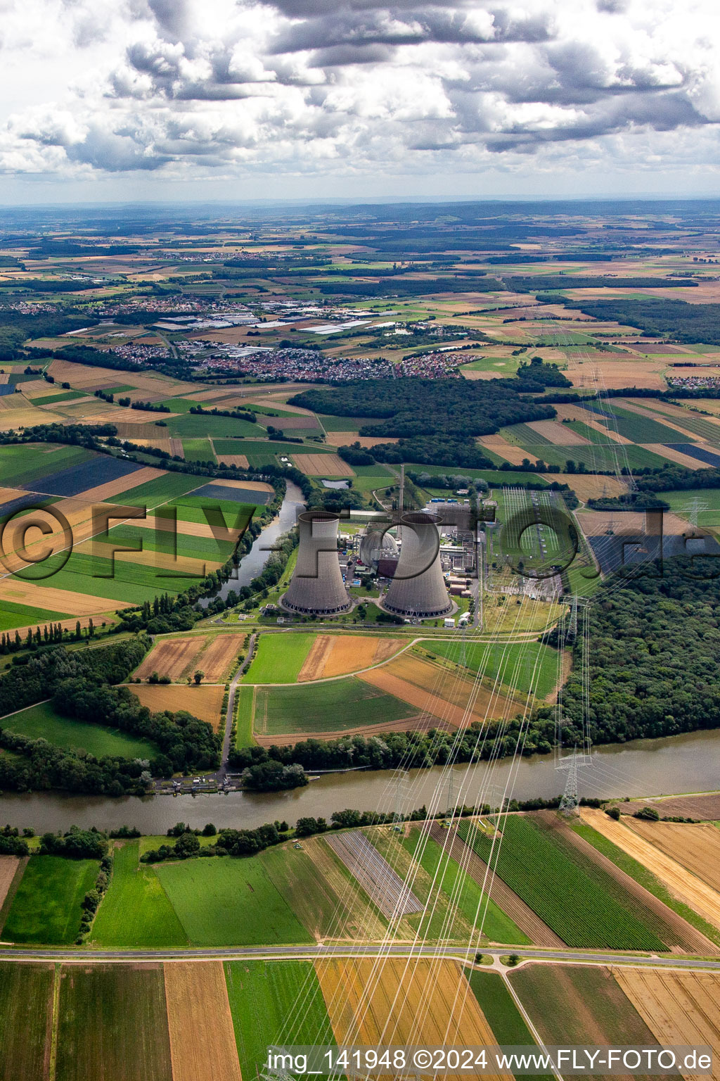 Abgeschaltetes Kernkraftwerk Grafenrheinfeld der Preussenelektra GmbH vor der Sprengung der Kühltürme im Bundesland Bayern, Deutschland