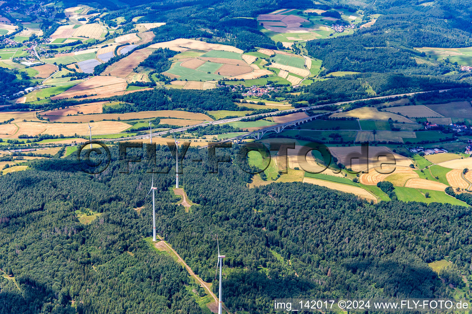 Windpark vor der Großschildbrücke in Kirchheim im Bundesland Hessen, Deutschland