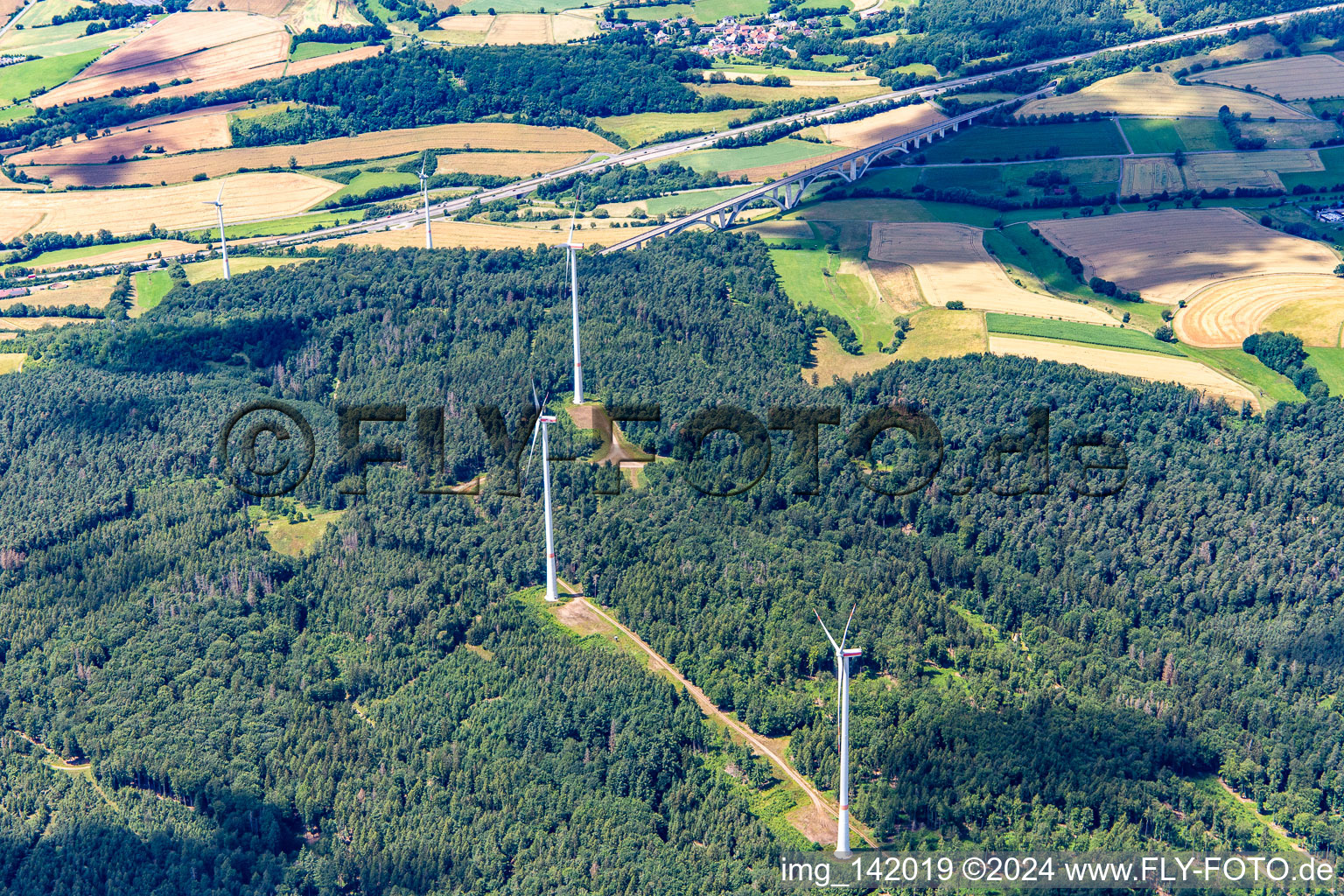 Luftbild von Windpark vor der Großschildbrücke in Kirchheim im Bundesland Hessen, Deutschland