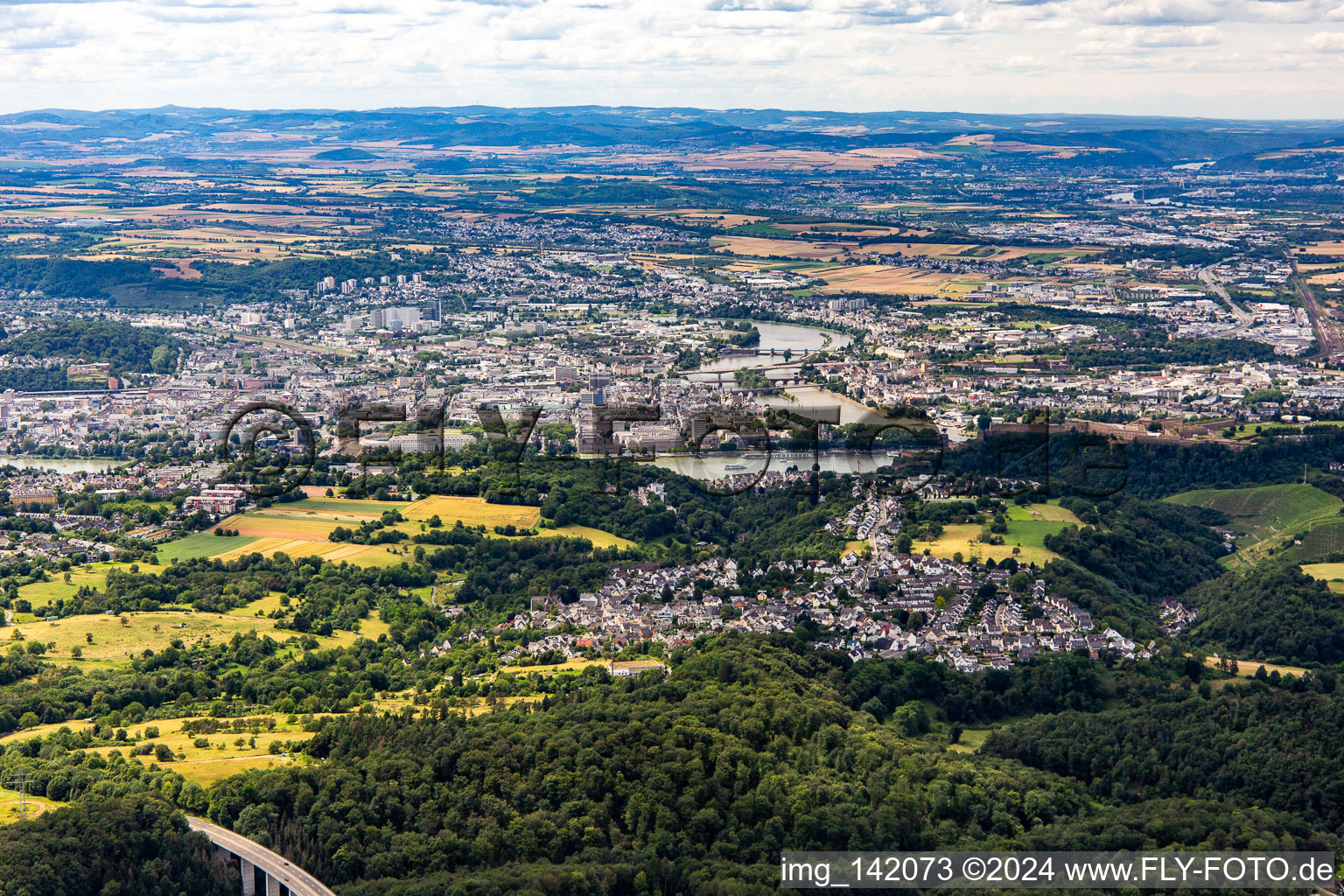 Mündung der Mosel in den Rhein von Osten im Ortsteil Altstadt in Koblenz im Bundesland Rheinland-Pfalz, Deutschland