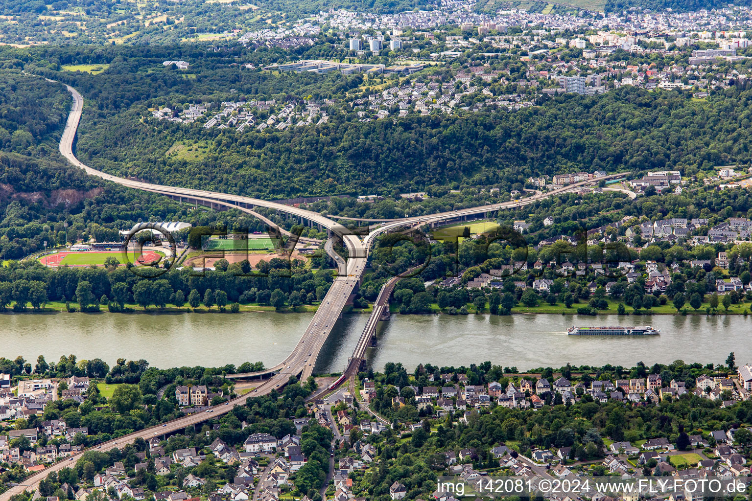 Brücke der B327 und Horchheimer Eisenbahnbrücke über den Rhein im Ortsteil Oberwerth in Koblenz im Bundesland Rheinland-Pfalz, Deutschland