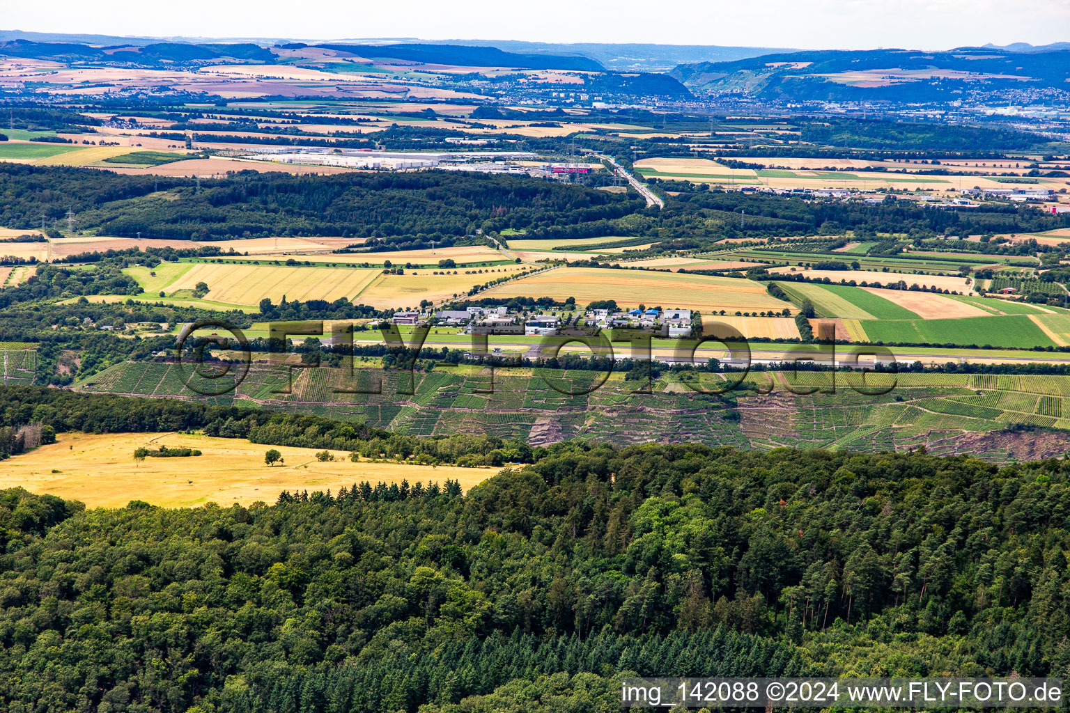 Flugplatz Koblenz/Winningen über den Weinbergsteillagen der Mosel von Süden im Bundesland Rheinland-Pfalz, Deutschland