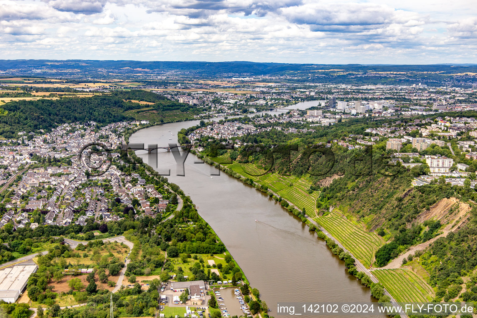 Gülser Brücke über die Mosel von Süden in Koblenz im Bundesland Rheinland-Pfalz, Deutschland