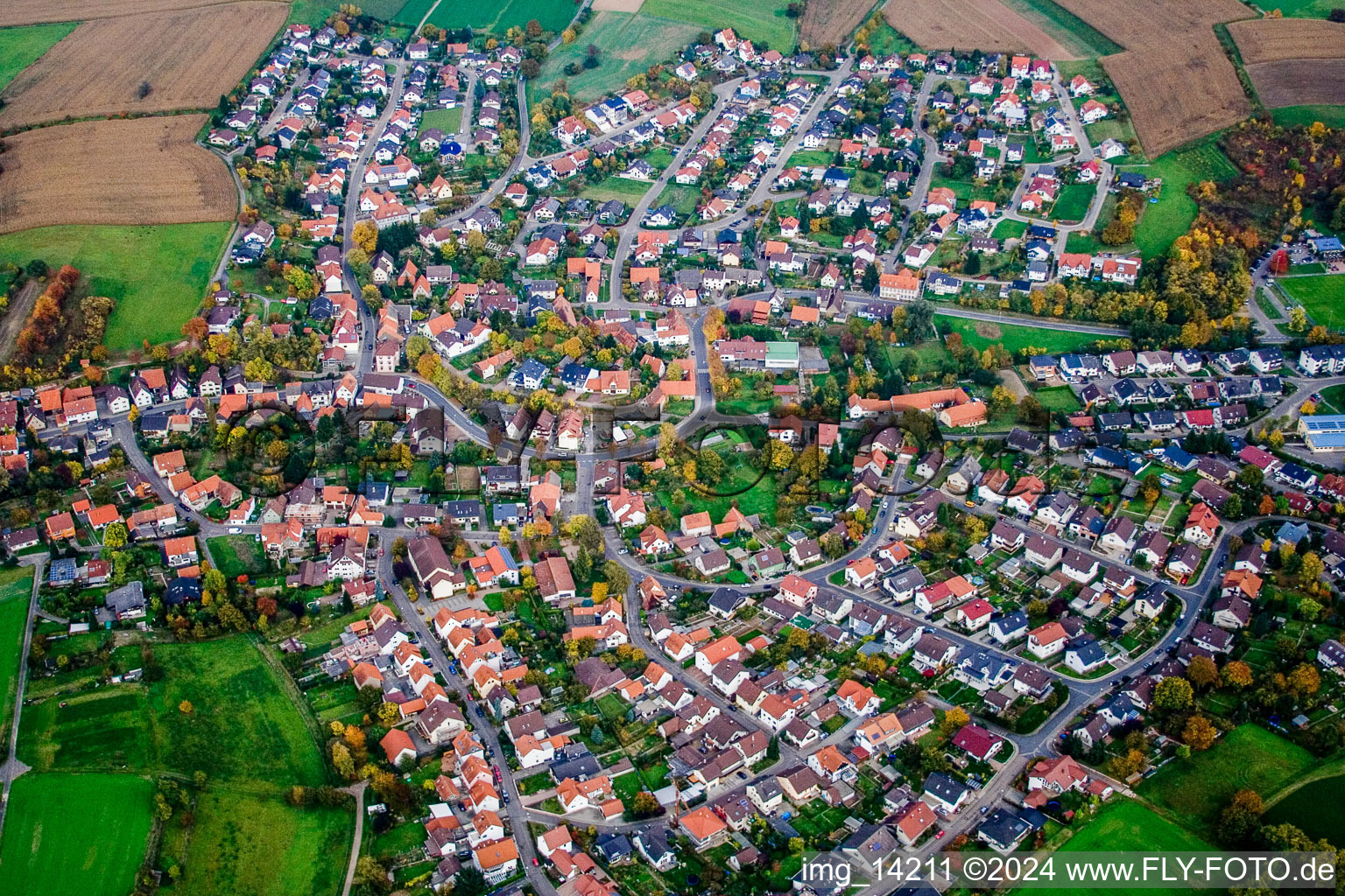Dorf - Ansicht am Rande von landwirtschaftlichen Feldern und Nutzflächen im Ortsteil Horrenberg in Dielheim im Bundesland Baden-Württemberg, Deutschland