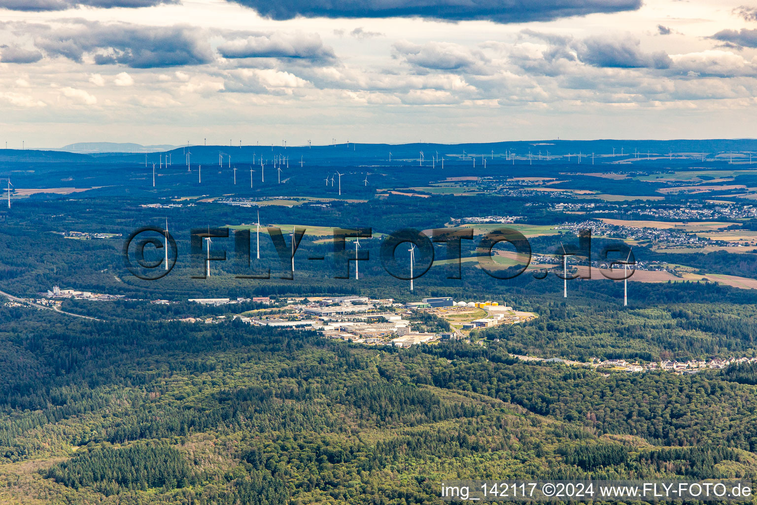 Industriepark Boppard Hellerwald mit Windpark in Kratzenburg im Bundesland Rheinland-Pfalz, Deutschland