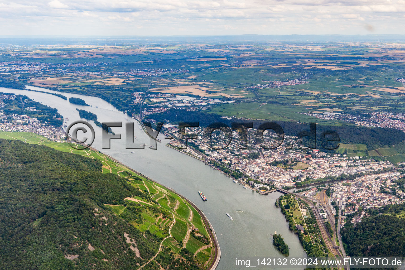 Mündung der Nahe in den Rhein im Ortsteil Bingerbrück in Bingen am Rhein im Bundesland Rheinland-Pfalz, Deutschland