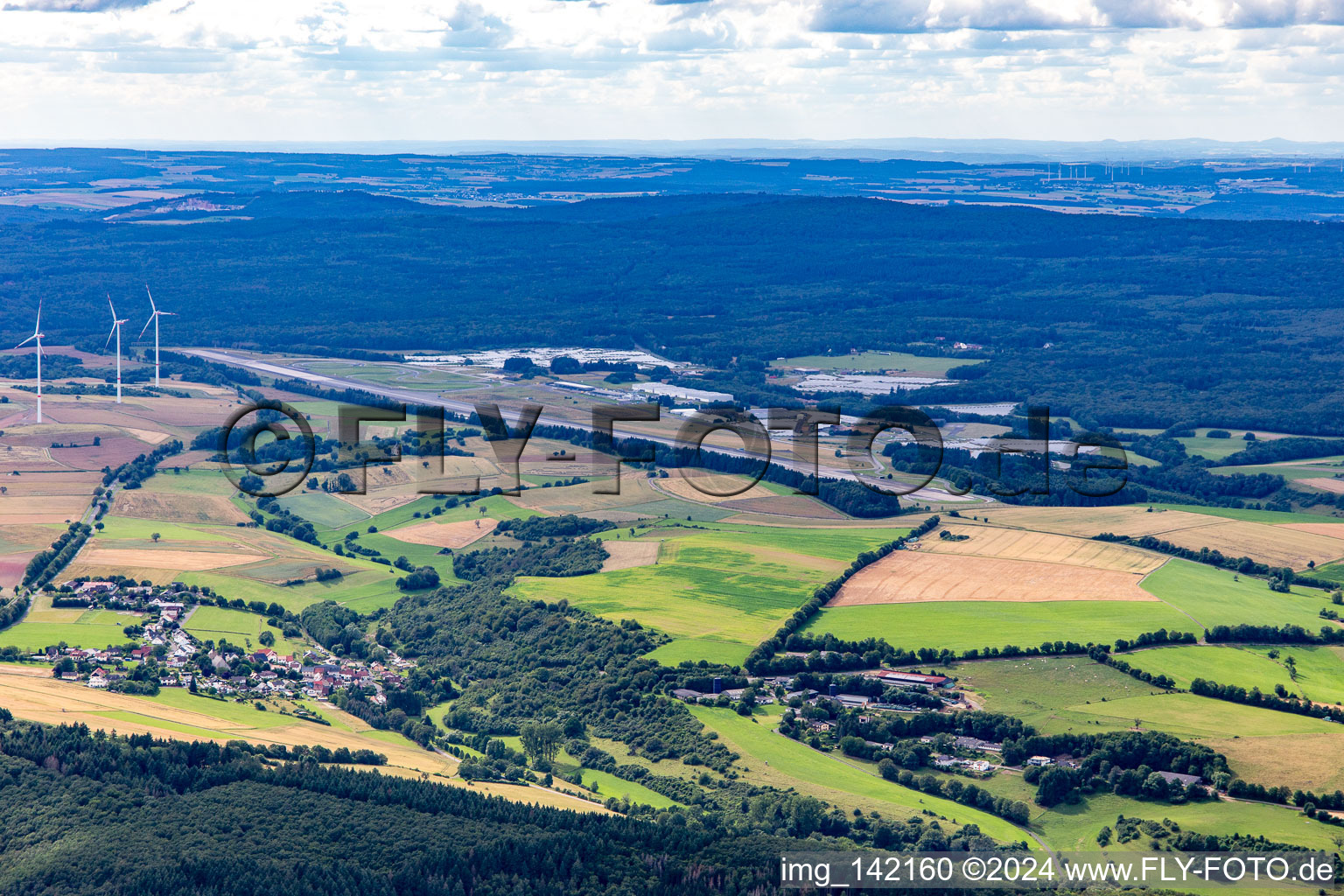 TRIWO Gewerbepark Pferdsfeld auf dem ehemaligen Flugplatz Pferdsfeld im Ortsteil Dörndich in Bad Sobernheim im Bundesland Rheinland-Pfalz, Deutschland