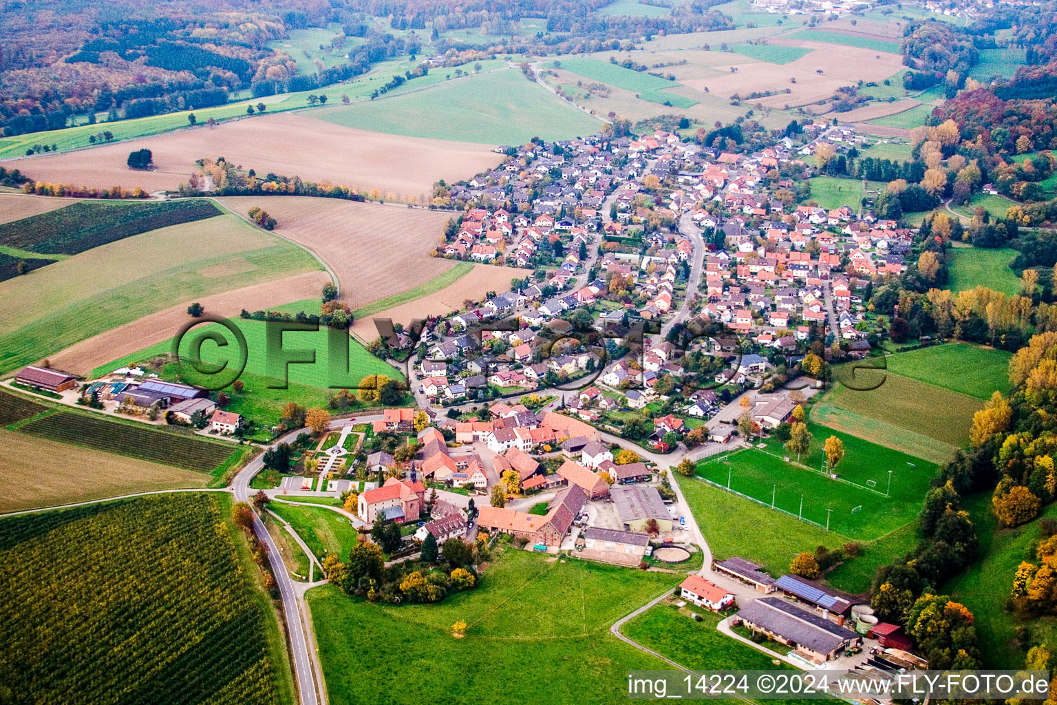 Dorf - Ansicht am Rande von landwirtschaftlichen Feldern und Nutzflächen im Ortsteil Lobenfeld in Lobbach im Bundesland Baden-Württemberg, Deutschland