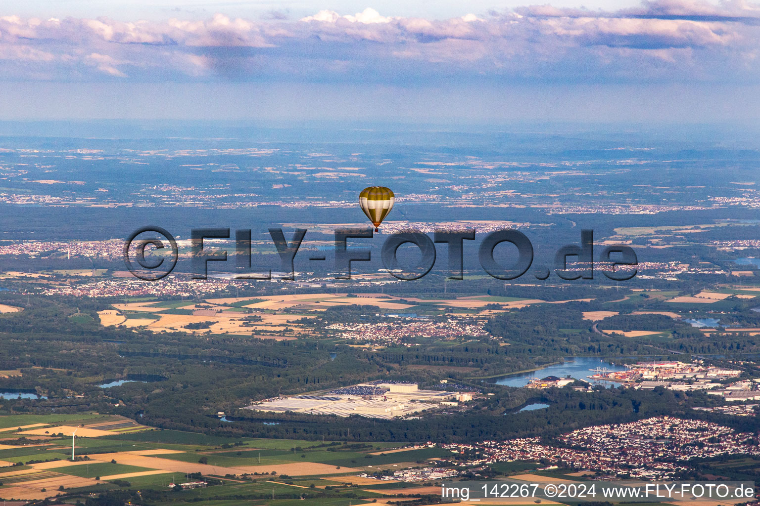 Ballon über der Rheinenbene in Lingenfeld im Bundesland Rheinland-Pfalz, Deutschland