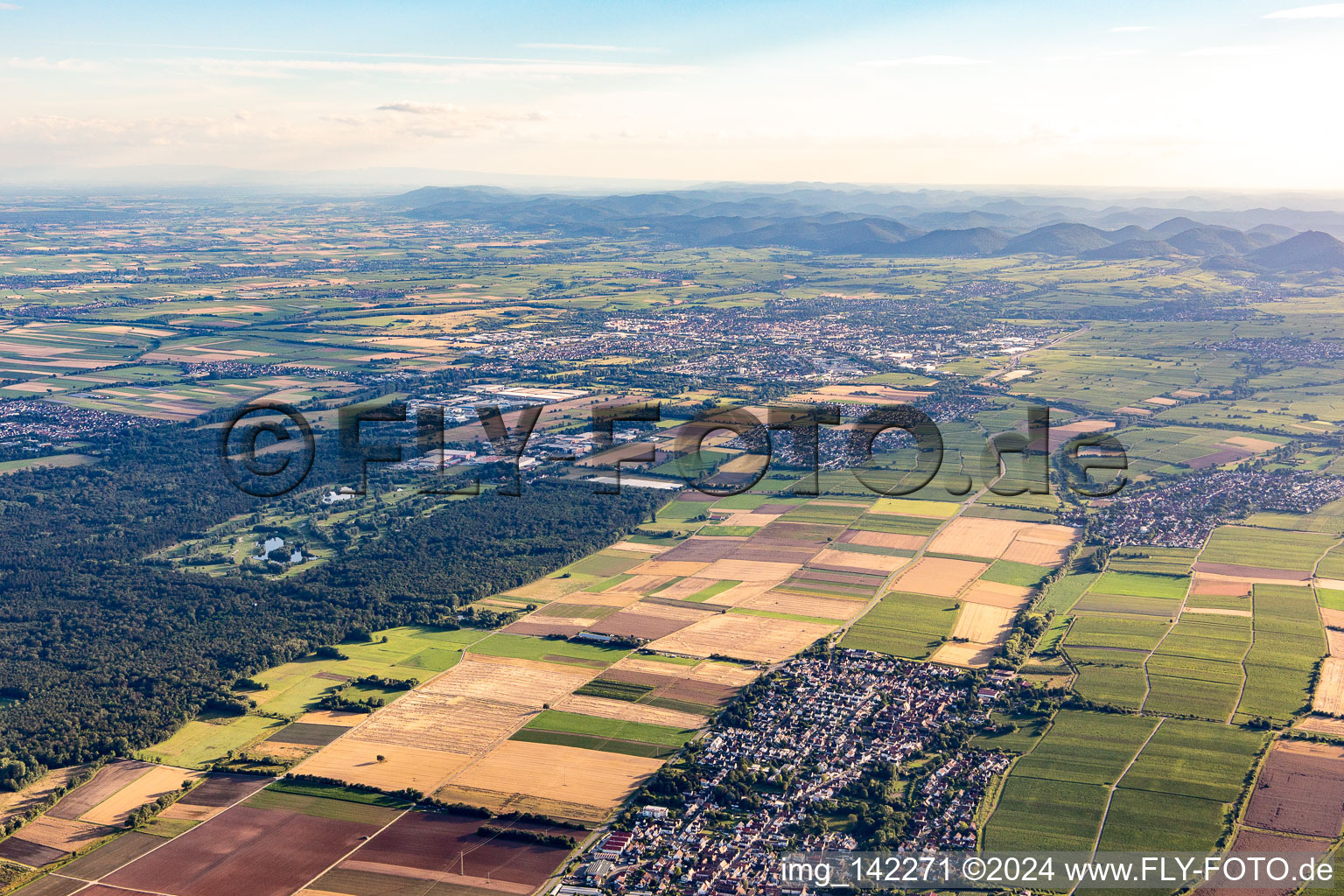 Im Hintergrund Golfanlage Landgut Dreihof - GOLF absolute im Ortsteil Niederhochstadt in Hochstadt im Bundesland Rheinland-Pfalz, Deutschland