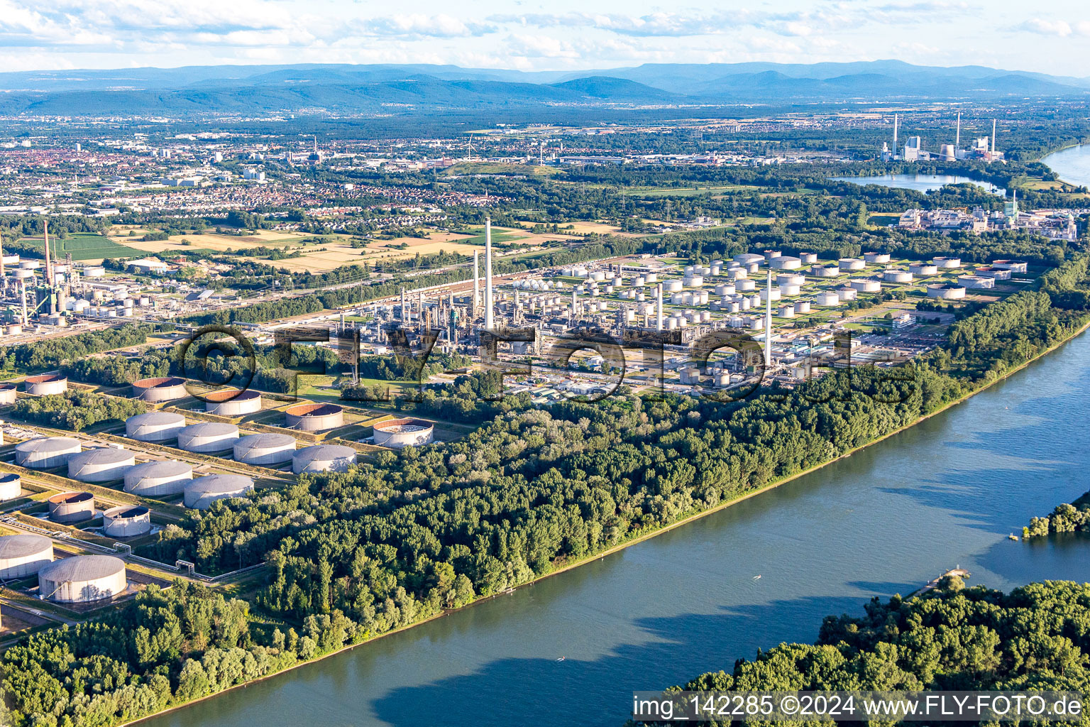 Schrägluftbild von Mineralölraffinerie Oberrhein im Ortsteil Knielingen in Karlsruhe im Bundesland Baden-Württemberg, Deutschland