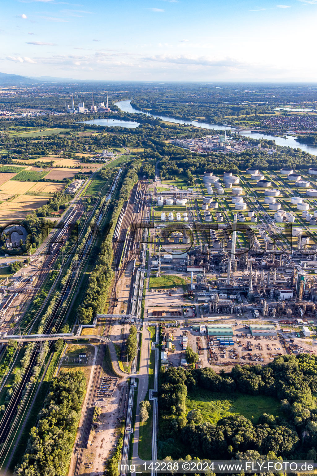 Mineralölraffinerie Oberrhein im Ortsteil Knielingen in Karlsruhe im Bundesland Baden-Württemberg, Deutschland von oben