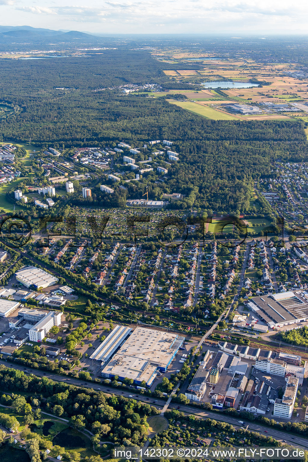 METRO Karlsruhe vor der Hardecksiedlung im Ortsteil Grünwinkel im Bundesland Baden-Württemberg, Deutschland