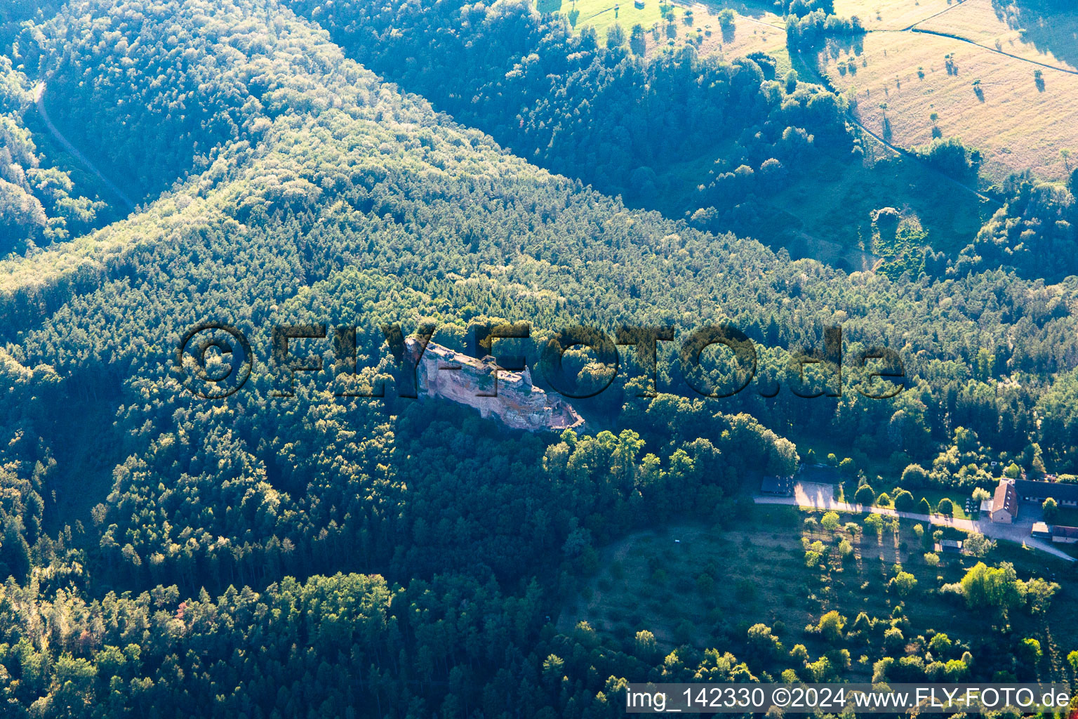 Burg Fleckenstein von Südosten in Lembach im Bundesland Bas-Rhin, Frankreich