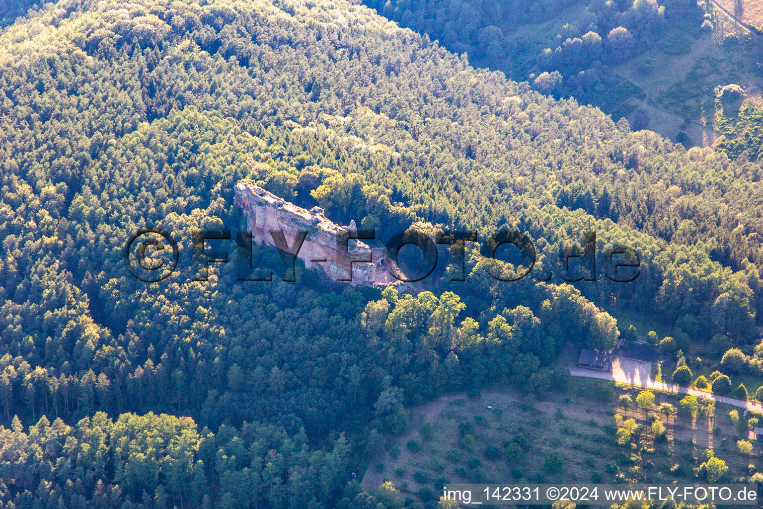 Luftbild von Burg Fleckenstein von Südosten in Lembach im Bundesland Bas-Rhin, Frankreich