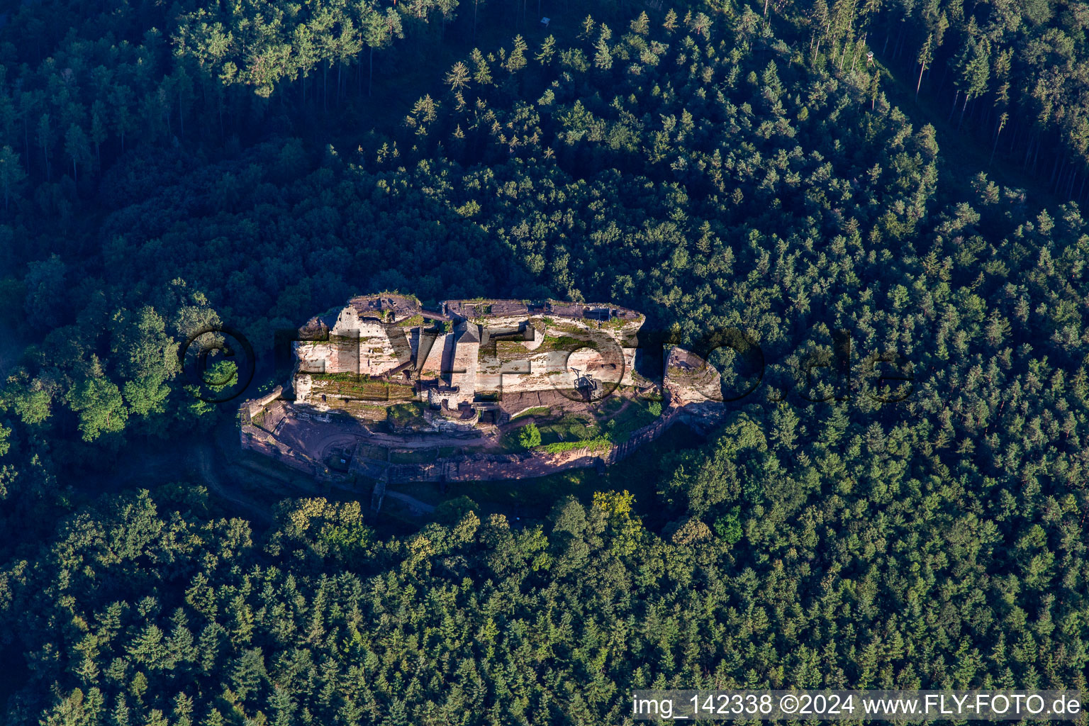 Burg Fleckenstein von Nordwesten in Lembach im Bundesland Bas-Rhin, Frankreich