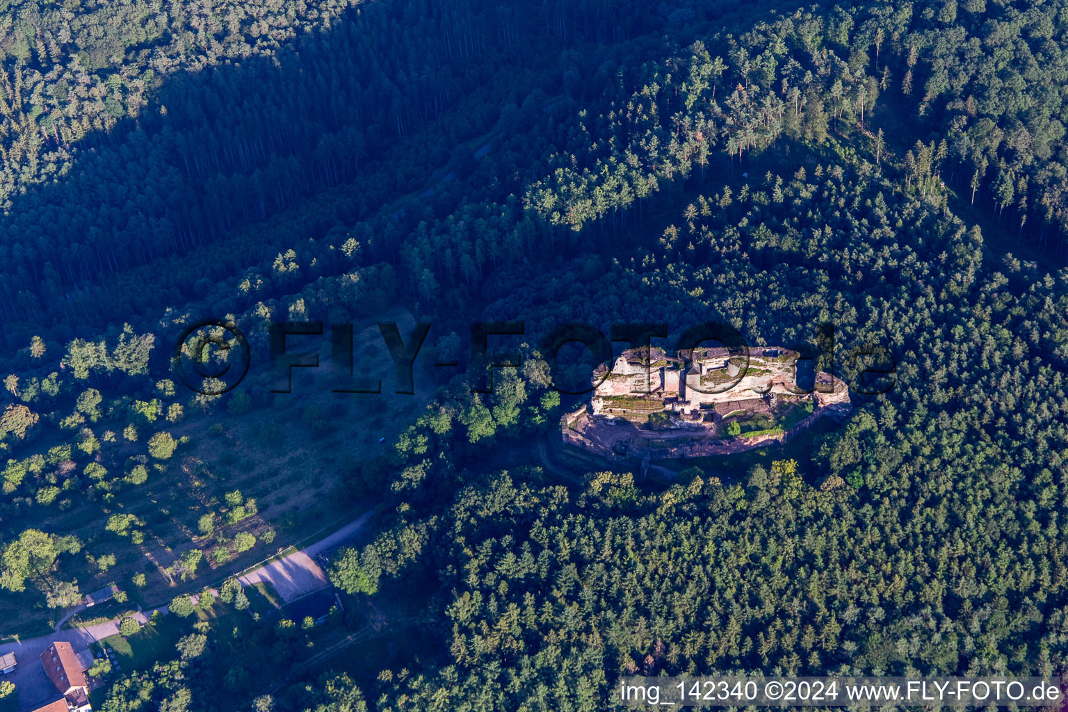 Luftbild von Burg Fleckenstein von Nordwesten in Lembach im Bundesland Bas-Rhin, Frankreich