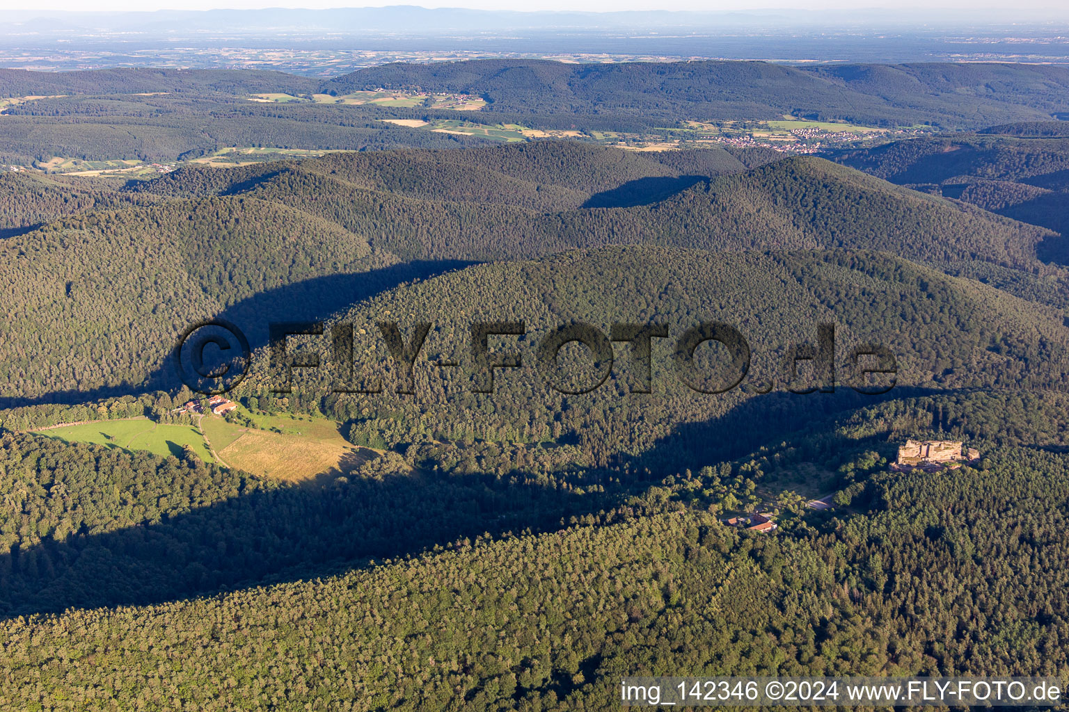 Luftbild von Burg Fleckenstein von Norden in Lembach im Bundesland Bas-Rhin, Frankreich