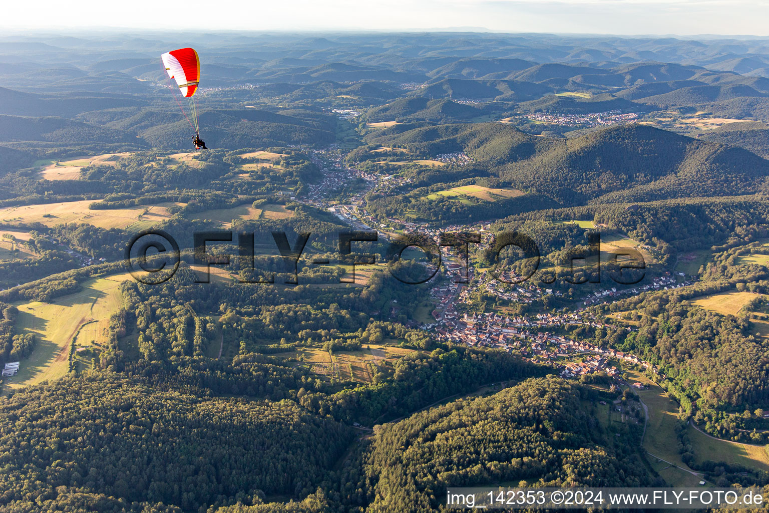 Paragleiter überm Wieslautertal im Pffälzerwald in Rumbach im Bundesland Rheinland-Pfalz, Deutschland