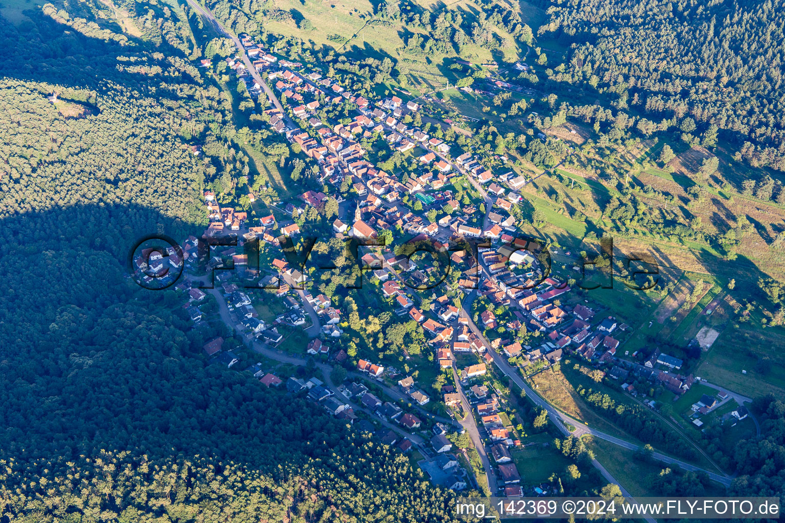 Luftbild von Birkenhördt von Nordwesten im Bundesland Rheinland-Pfalz, Deutschland