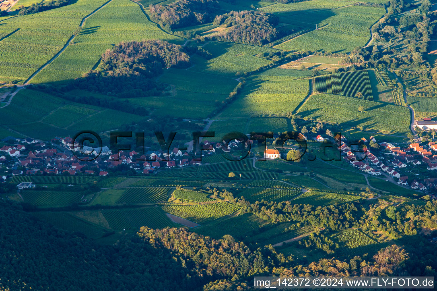 St. Dionysius Kapelle im Abendlicht im Ortsteil Gleiszellen in Gleiszellen-Gleishorbach im Bundesland Rheinland-Pfalz, Deutschland