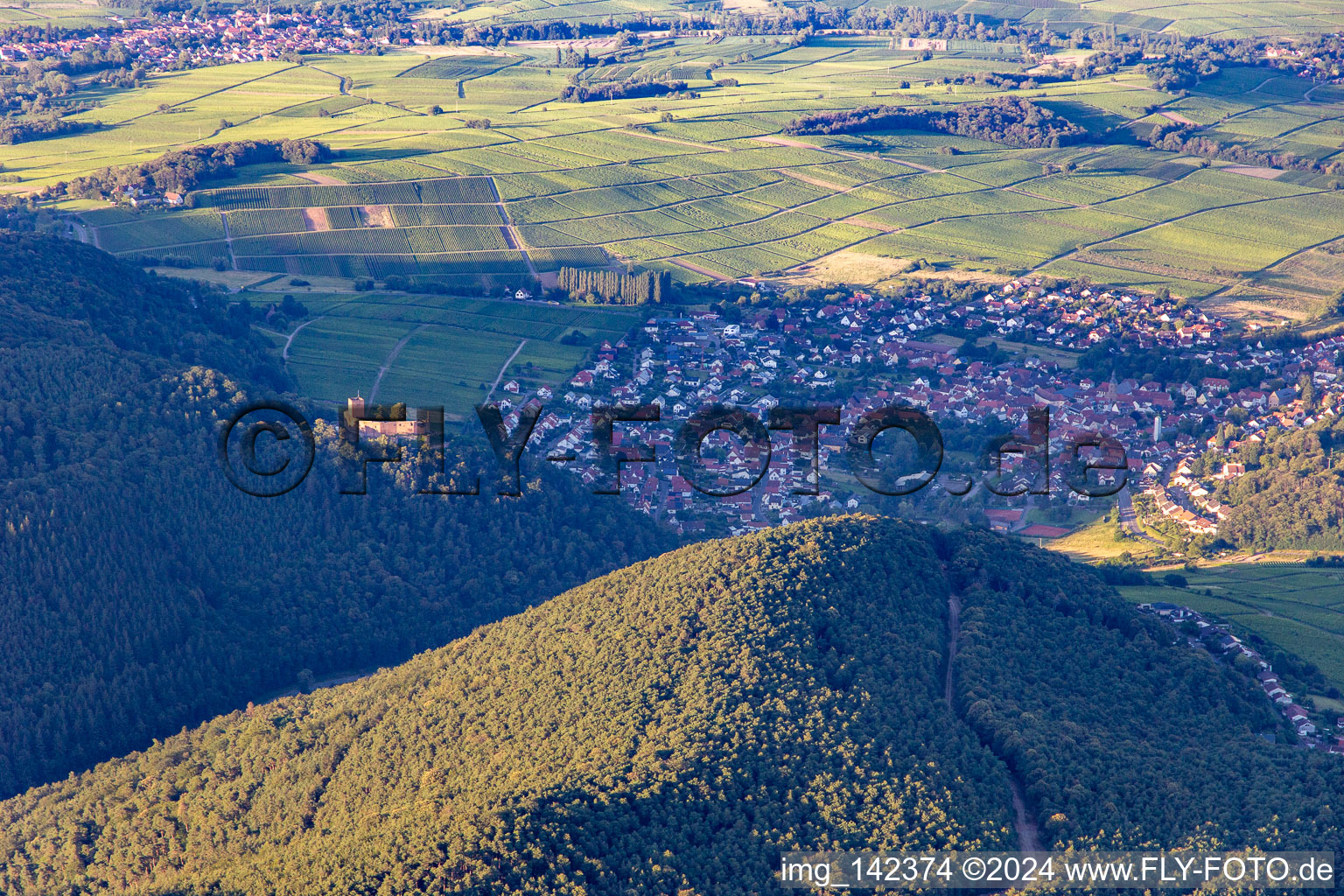 Burg Landeck im letzten Abendlicht in Klingenmünster im Bundesland Rheinland-Pfalz, Deutschland