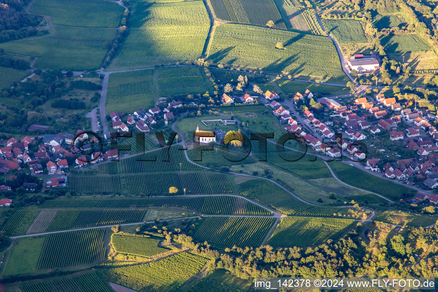 Luftbild von St. Dionysius Kapelle im Abendlicht im Ortsteil Gleiszellen in Gleiszellen-Gleishorbach im Bundesland Rheinland-Pfalz, Deutschland