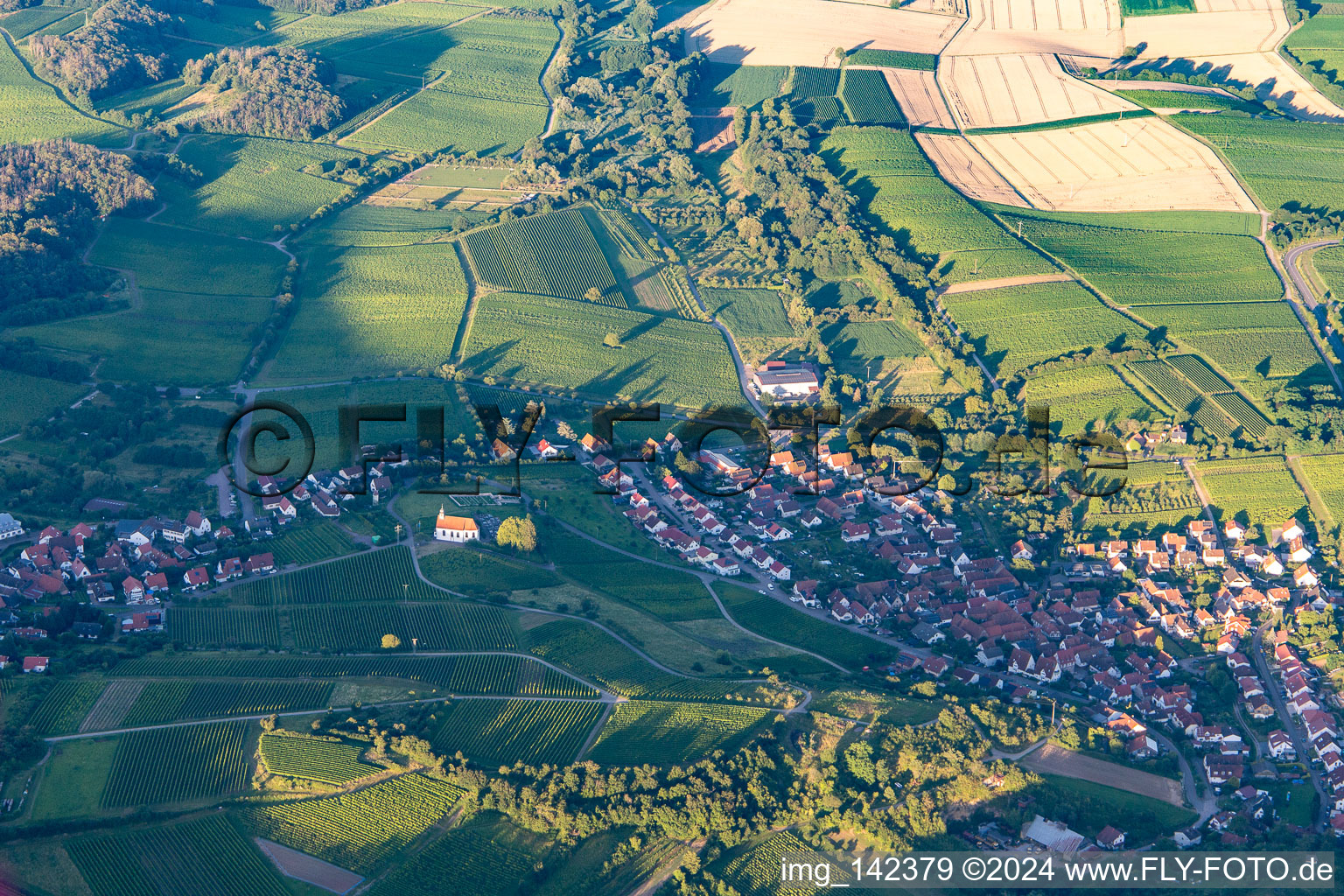 Luftaufnahme von St. Dionysius Kapelle im Abendlicht im Ortsteil Gleiszellen in Gleiszellen-Gleishorbach im Bundesland Rheinland-Pfalz, Deutschland