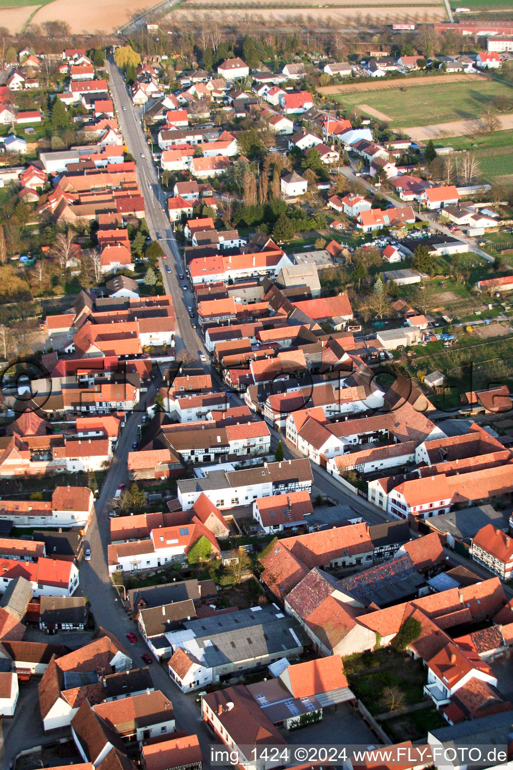 Luftaufnahme von Hauptstraße von Westen in Winden im Bundesland Rheinland-Pfalz, Deutschland