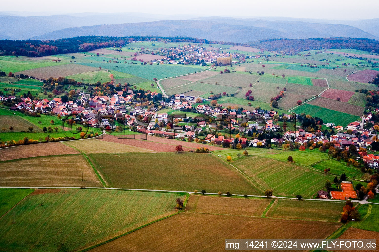Dorf - Ansicht am Rande von landwirtschaftlichen Feldern und Nutzflächen im Ortsteil Haag in Schönbrunn im Bundesland Baden-Württemberg, Deutschland
