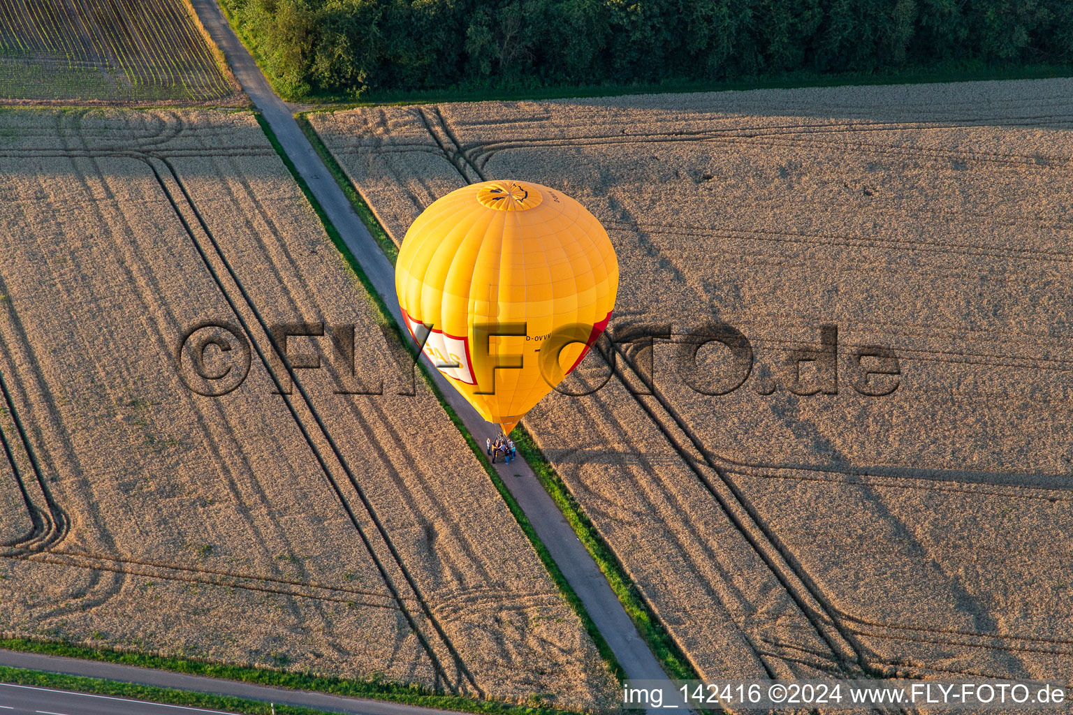 Luftbild von Landung zweier Heissluftballone "Pfalzgas" in Winden im Bundesland Rheinland-Pfalz, Deutschland