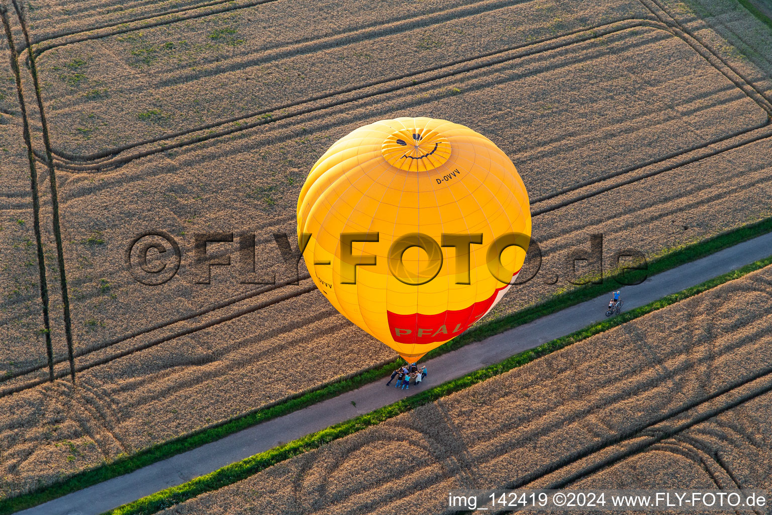 Luftaufnahme von Landung zweier Heissluftballone "Pfalzgas" in Winden im Bundesland Rheinland-Pfalz, Deutschland