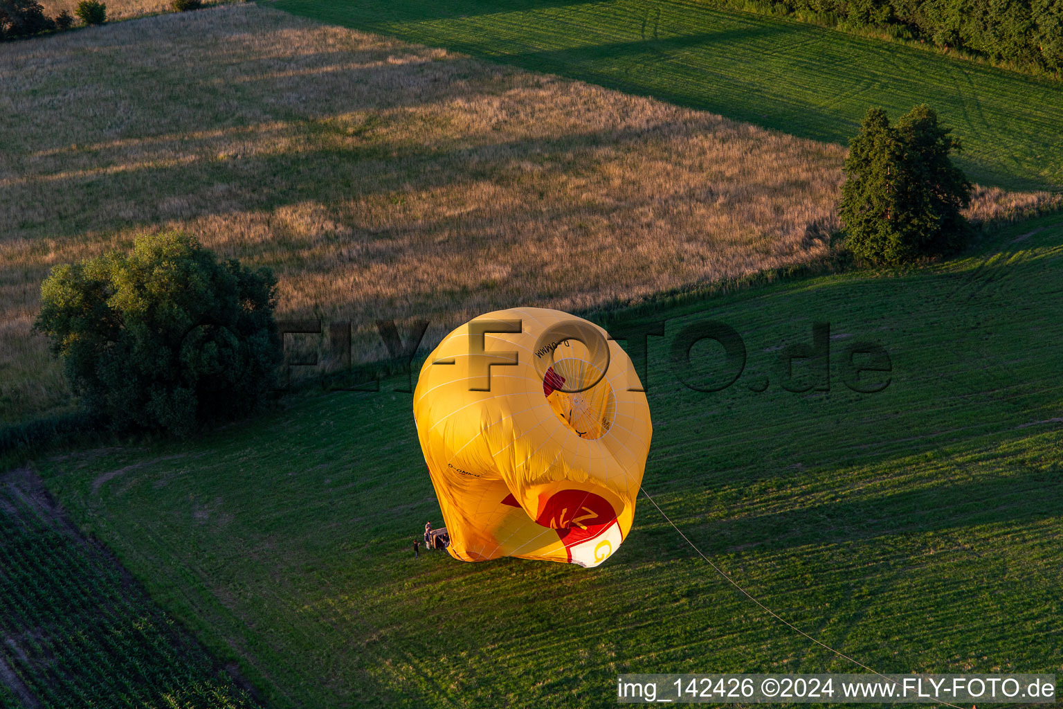 Landung zweier Heissluftballone "Pfalzgas" in Winden im Bundesland Rheinland-Pfalz, Deutschland vom Flugzeug aus