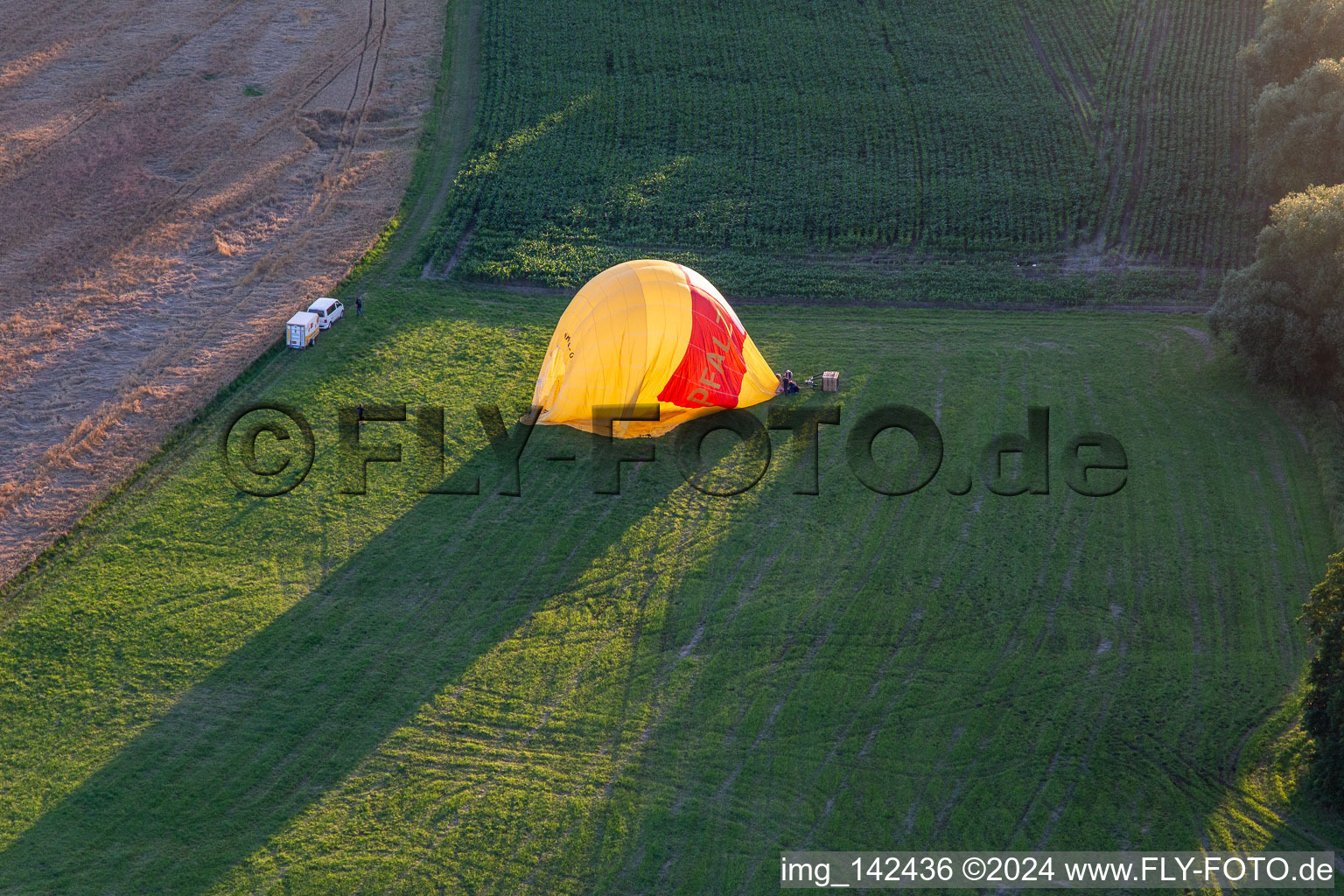 Drohnenaufname von Landung zweier Heissluftballone "Pfalzgas" in Winden im Bundesland Rheinland-Pfalz, Deutschland