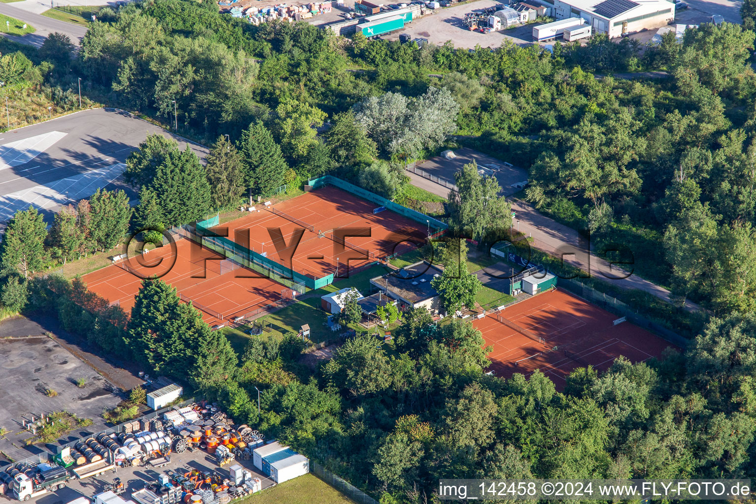 Tennisplatz des TCO im Ortsteil Offenbach in Offenbach an der Queich im Bundesland Rheinland-Pfalz, Deutschland