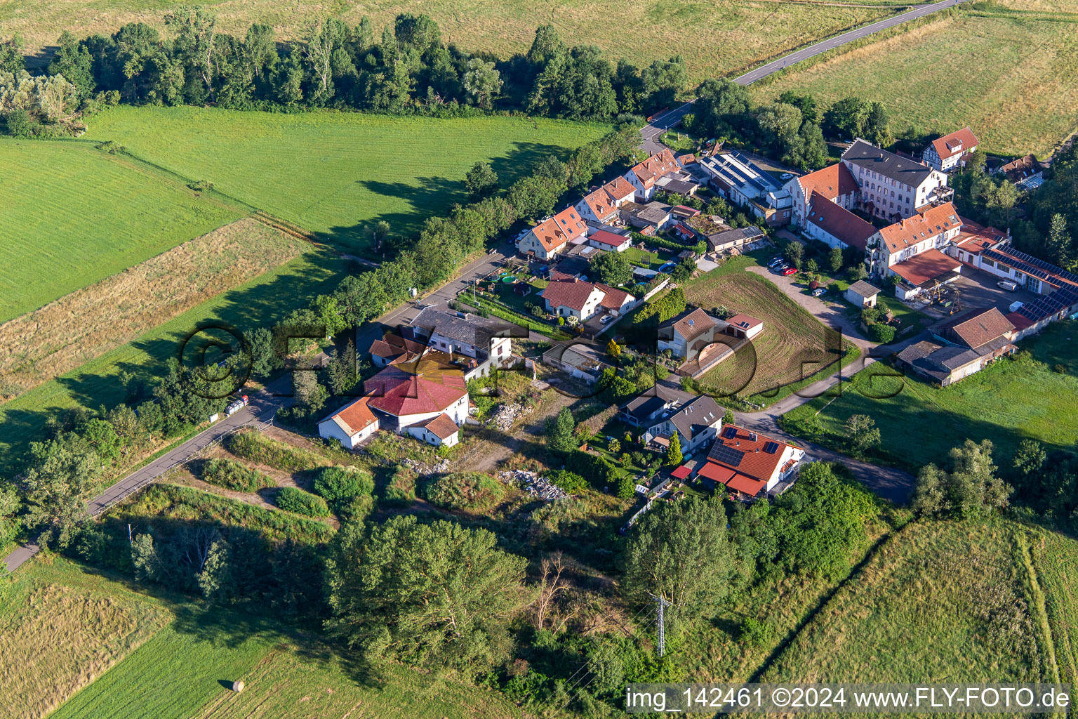 Luftaufnahme von Neumühle im Ortsteil Offenbach in Offenbach an der Queich im Bundesland Rheinland-Pfalz, Deutschland