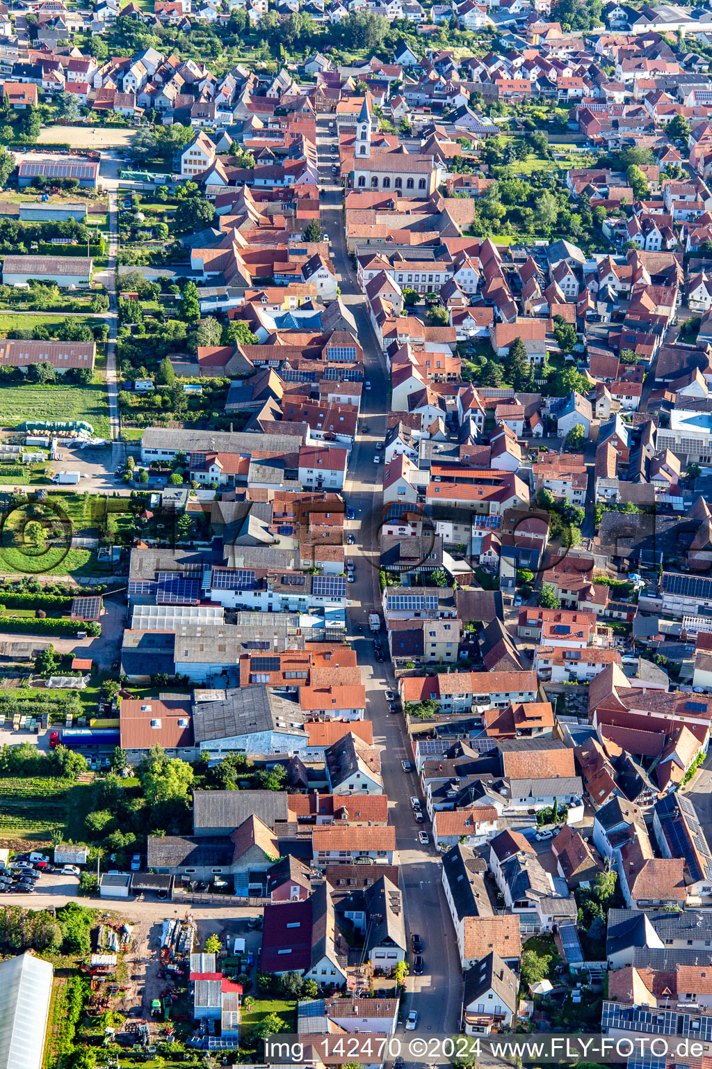 Hauptstraße von Süden in Zeiskam im Bundesland Rheinland-Pfalz, Deutschland