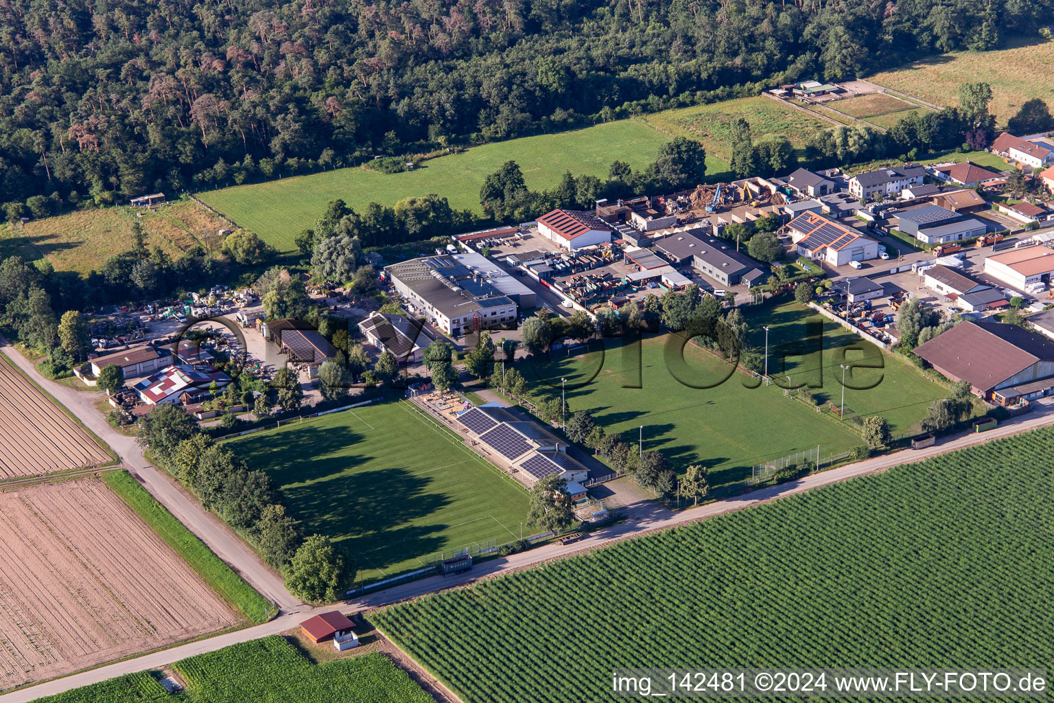 Luftbild von Fußball-Club Lustadt e.V im Ortsteil Niederlustadt im Bundesland Rheinland-Pfalz, Deutschland