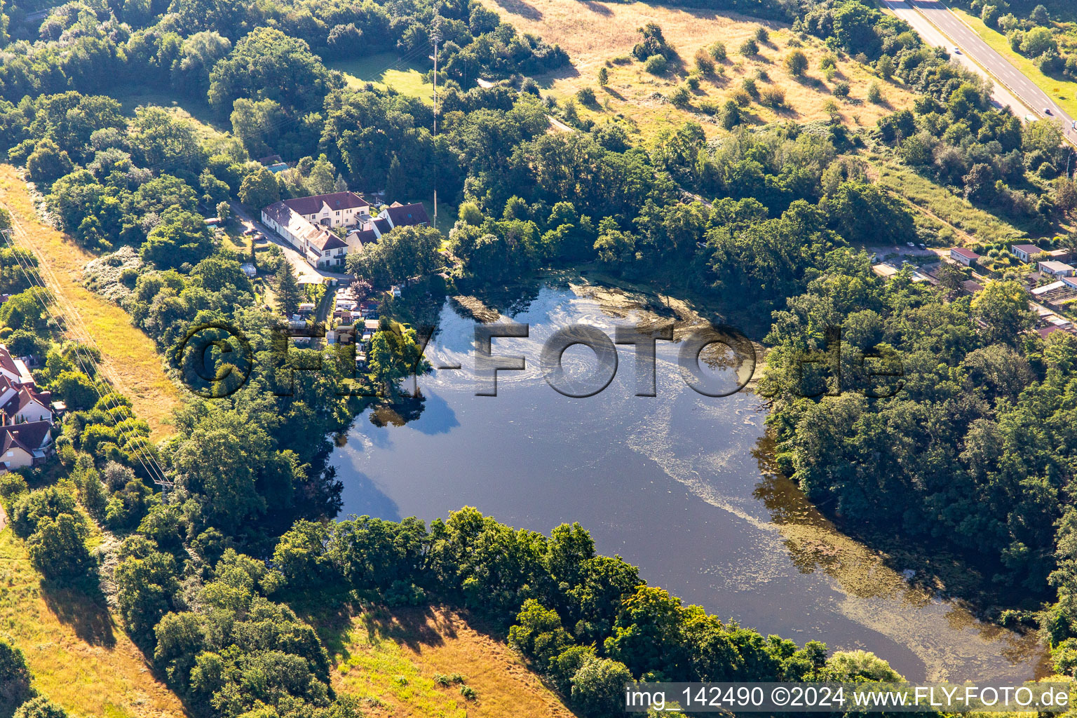 Weiher im Verlauf der Druslach in Lingenfeld im Bundesland Rheinland-Pfalz, Deutschland