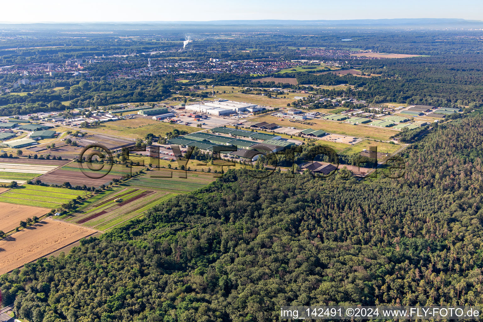 Industriegebiet Mercedes-Benz Nord und Gefahrstofflager der US-Armee in Lingenfeld im Bundesland Rheinland-Pfalz, Deutschland