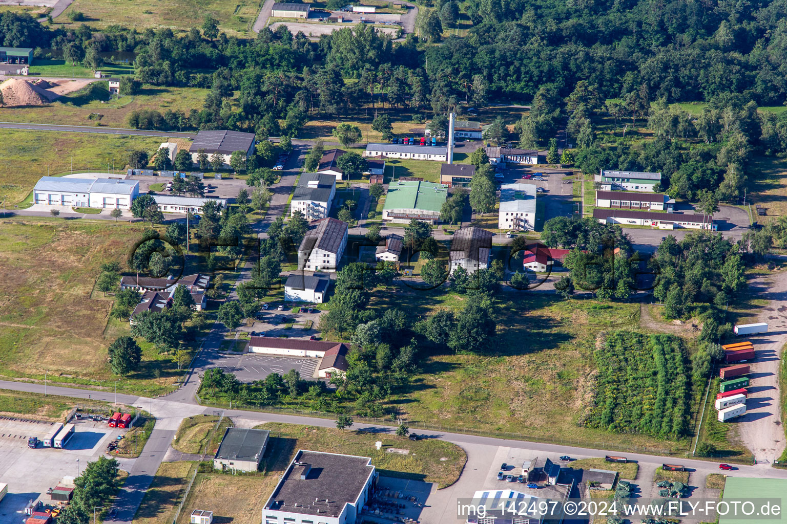 Schrägluftbild von DeCA CDC Germersheim. Das DLA Distribution Europe Germersheim ist DLA Distributions größte Vertriebsniederlassung auf dem europäischen Kontinent und eine vorwärtsgerichtete Vertriebsplattform für die US-Armee in Lingenfeld im Bundesland Rheinland-Pfalz, Deutschland