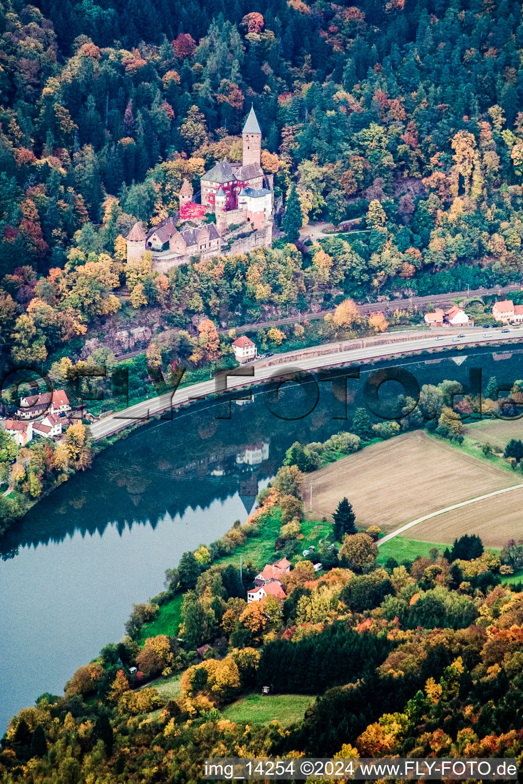 Luftbild von Burganlage des Schloß Zwingenberg über dem Neckar in Zwingenberg im Bundesland Baden-Württemberg, Deutschland