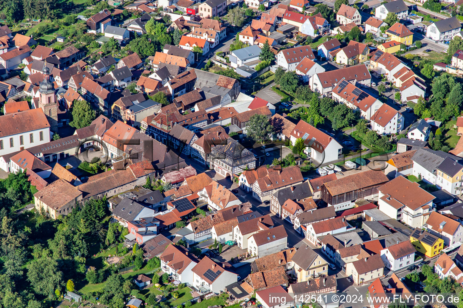 Hauptstraße mit Fachwerkhäusern in Rheinzabern im Bundesland Rheinland-Pfalz, Deutschland