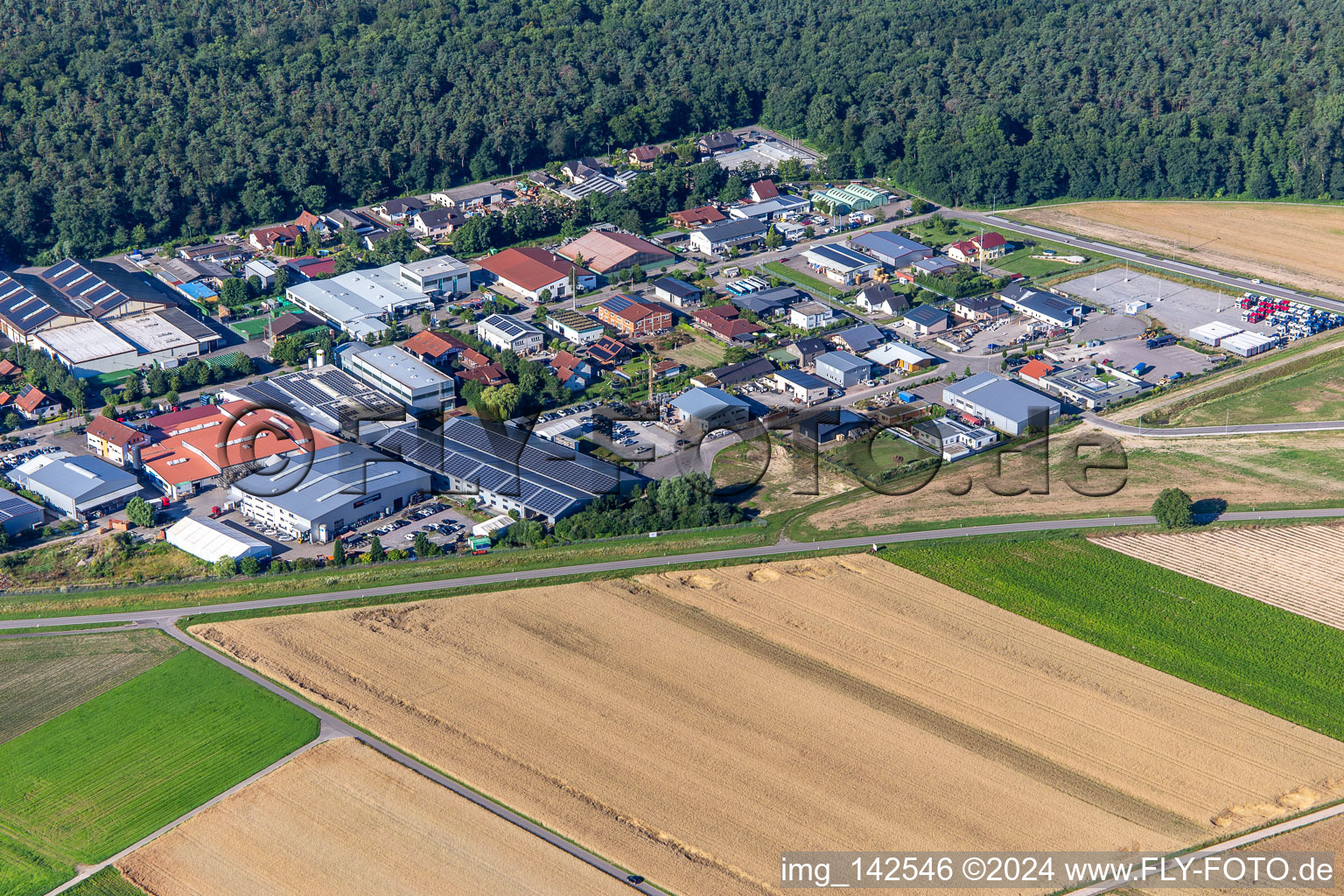 Schrägluftbild von Gewerbegebiet Im Gereut in Hatzenbühl im Bundesland Rheinland-Pfalz, Deutschland