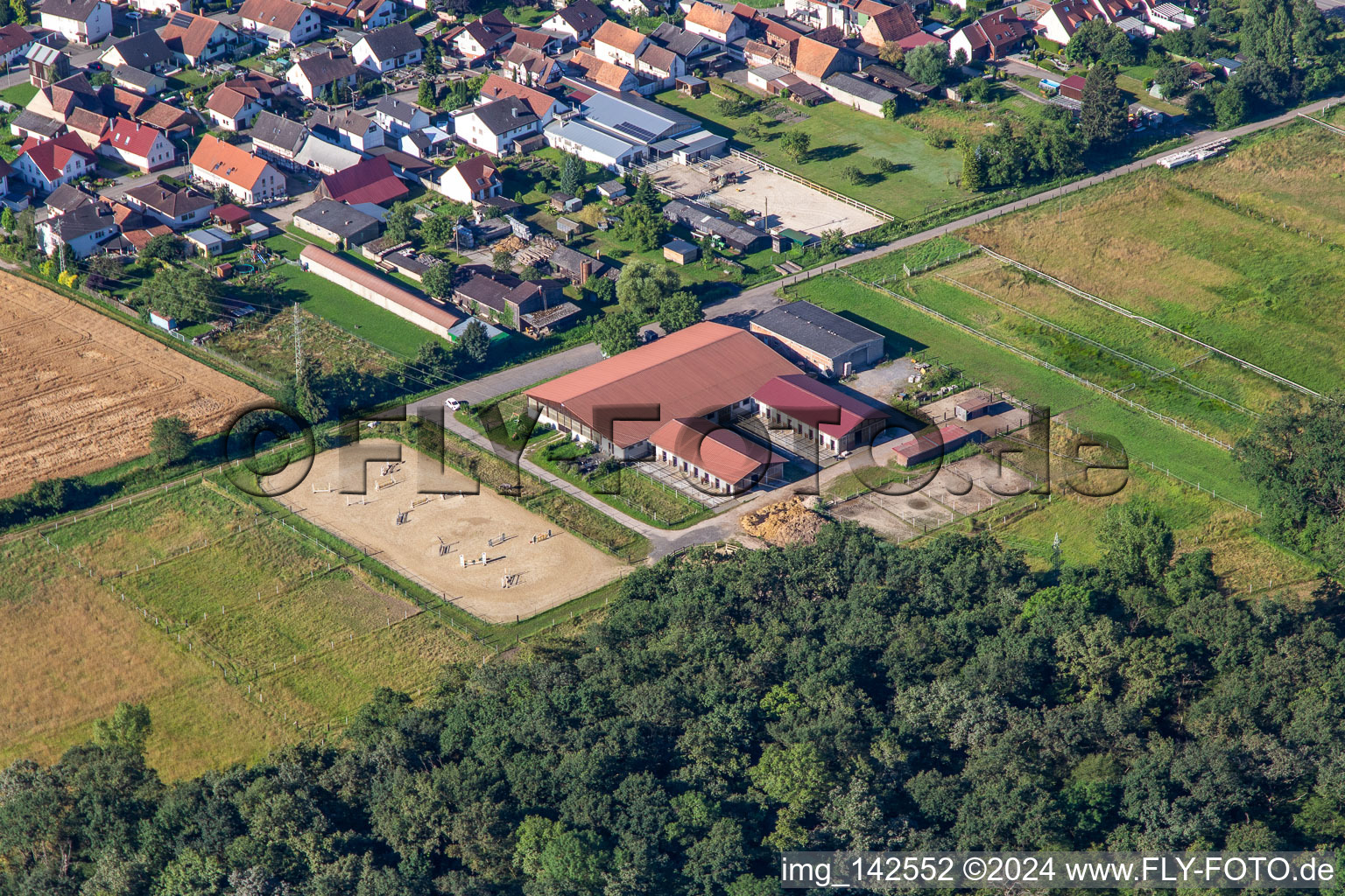 Reitanlage am Altbach im Ortsteil Minderslachen in Kandel im Bundesland Rheinland-Pfalz, Deutschland